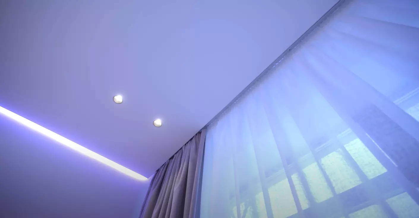 Натяжной потолок с подсветкой и светильниками, фото 3