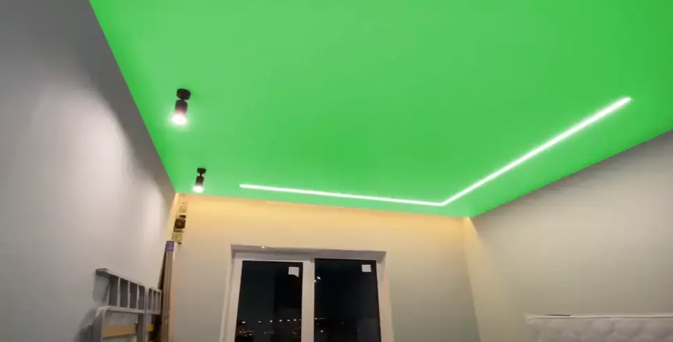 Зеленый натяжной потолок с подсветкой — Сыктывкар, улица Малышева, 31, фото 3