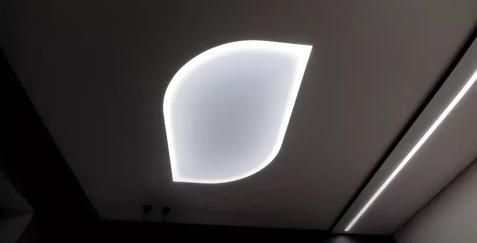 Светопропускающий натяжной потолок со светильниками — Сыктывкар, Коммунистическая улица, 19а, фото 1